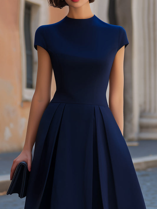 Robe midi trapèze plissée inversée bleu marine à col montant et manches courtes