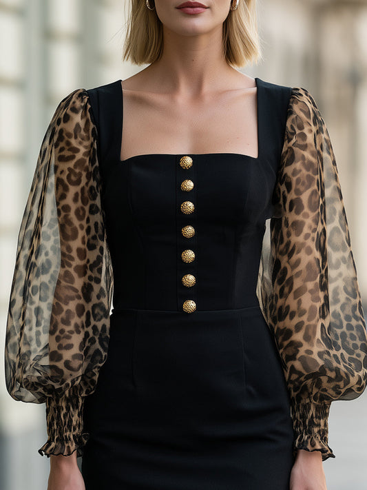 Vestido Tubinho Leopardo com Manga Bufante Transparente Decote Quadrado e Botões Frontais