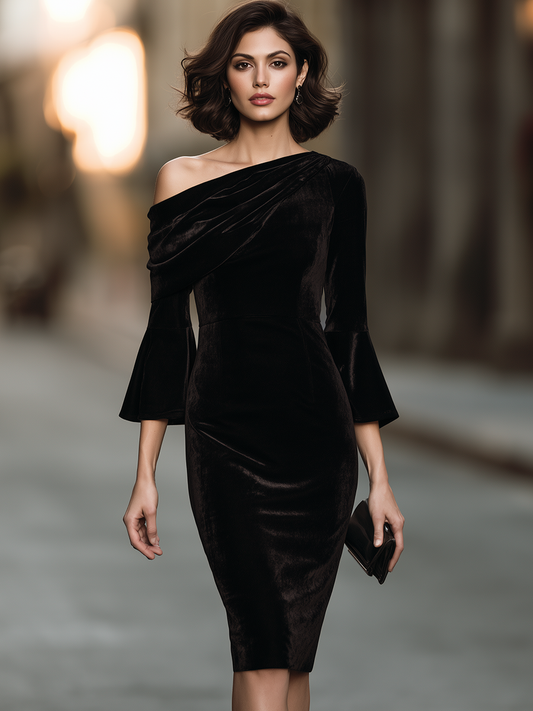 Robe fourreau midi asymétrique en velours à manches évasées drapées sur une épaule