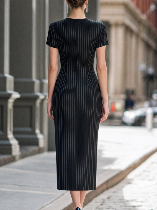 Robe midi tailleur à rayures et boutonnée devant