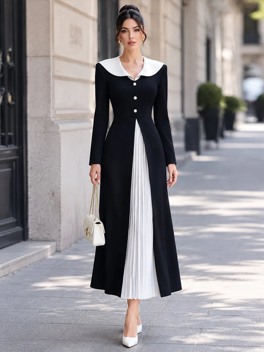 Robe longue à col marin et panneaux plissés contrastants