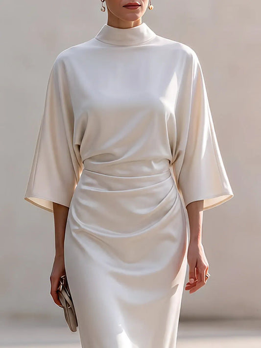 Robe longue en satin drapé à col montant