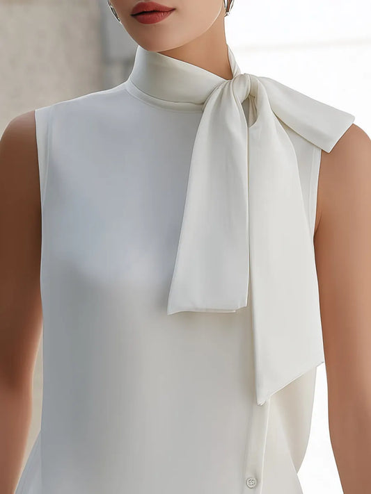 Blusa com Amarra no Pescoço, Sem Mangas e Bainha Assimétrica