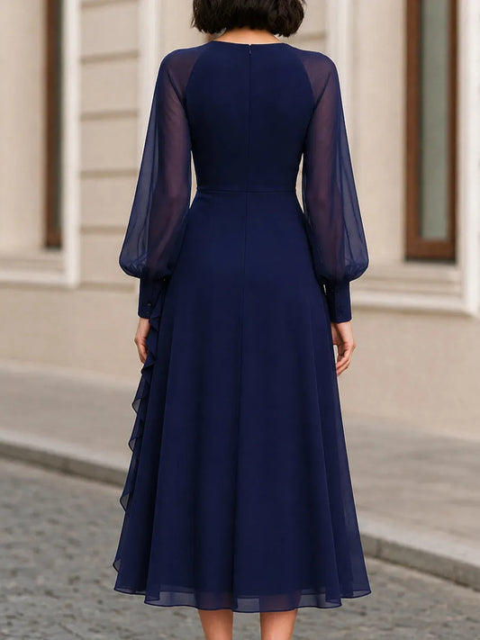 Robe midi bleu marine en mousseline à encolure en V, manches longues bouffantes transparentes, volants et fente