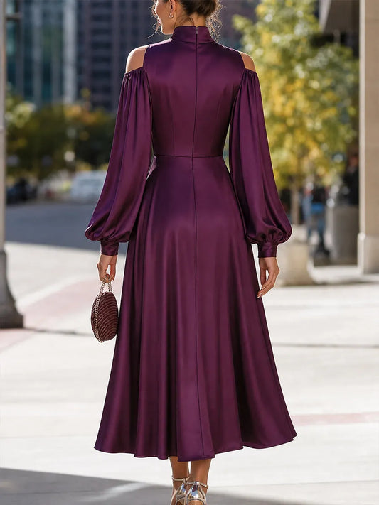Robe midi en satin à col montant et épaules dénudées