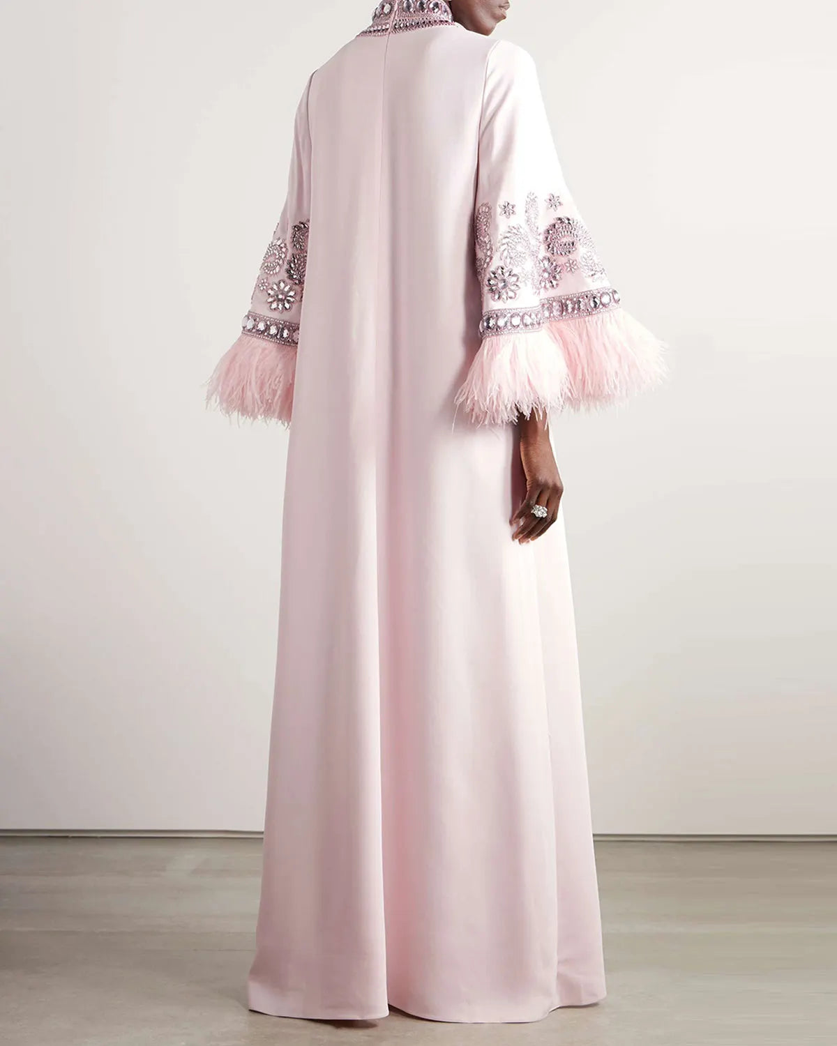 Robe longue à col roulé en crêpe ornée de cristaux et de plumes
