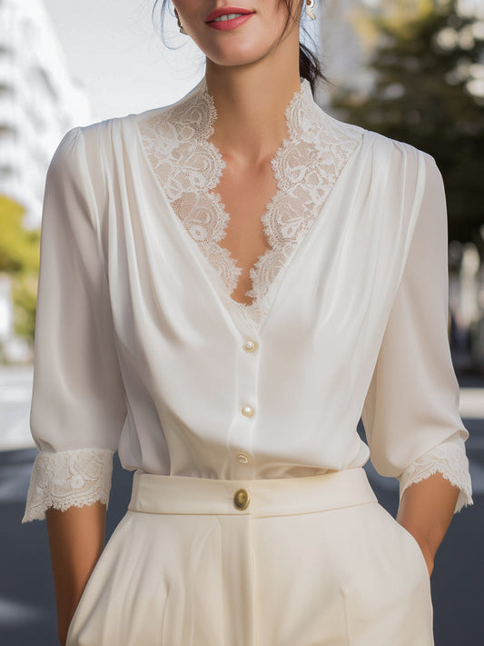 Blusa Chiffon com Botões e Decote V com Renda
