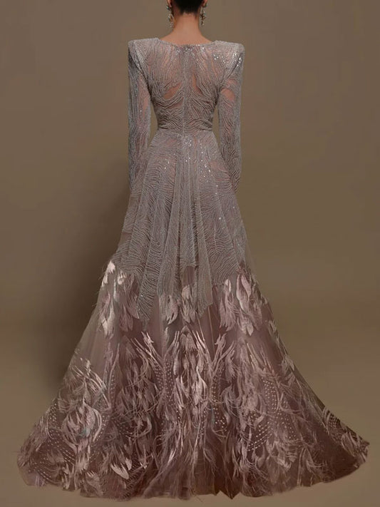 Vestido elegante feminino de festa com decote v profundo e detalhes requintados em plumas