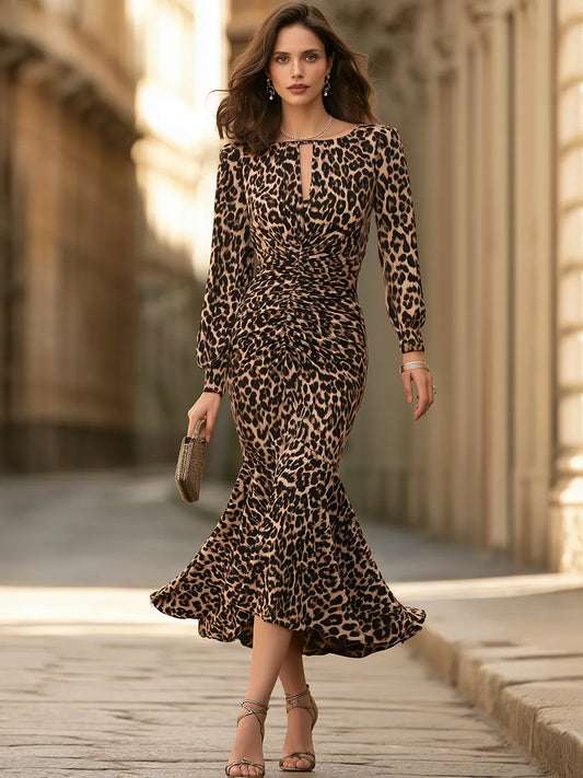 Robe longue sirène froncée à imprimé léopard avec découpe en trou de serrure