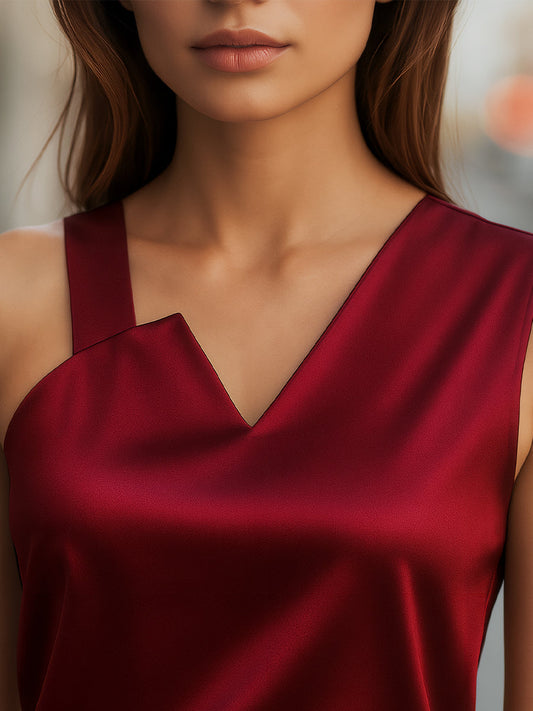 Chemisier en satin à encolure asymétrique élégante