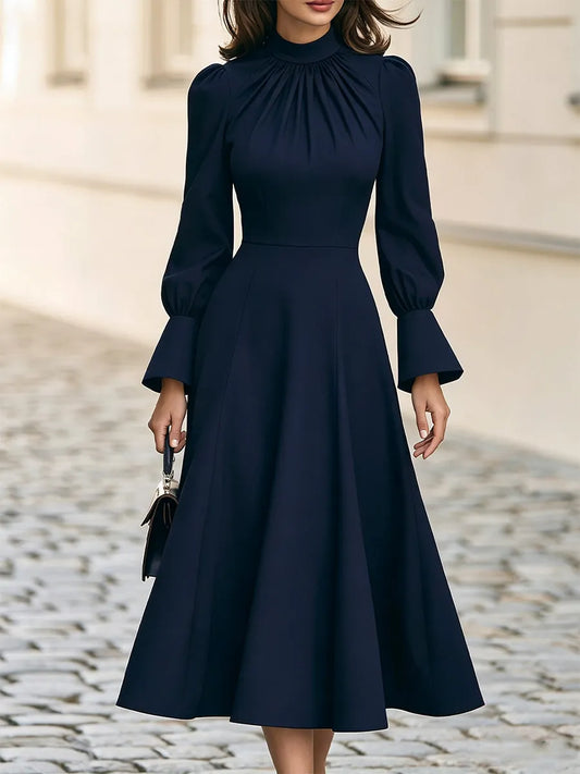 Robe mi-longue évasée à col montant et poitrine froncée