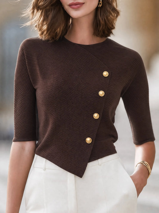 Haut asymétrique en maille côtelée avec boutons décoratifs