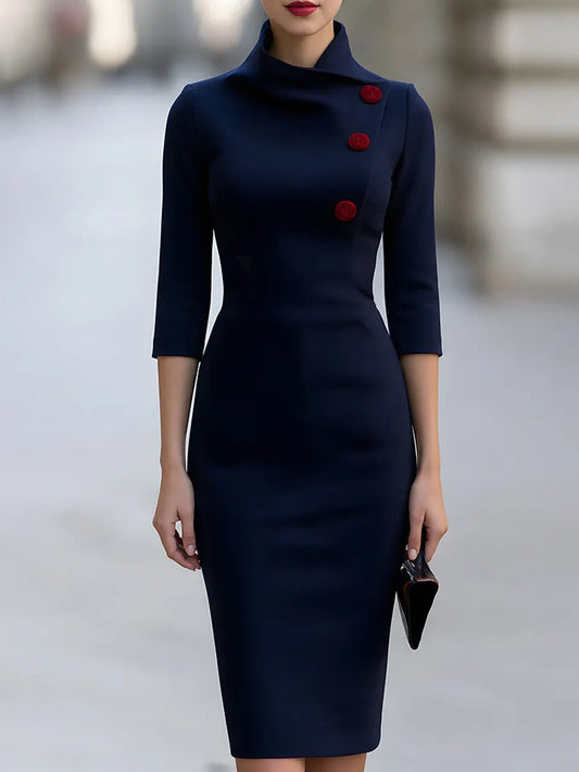 Robe fourreau asymétrique à col montant boutonnée