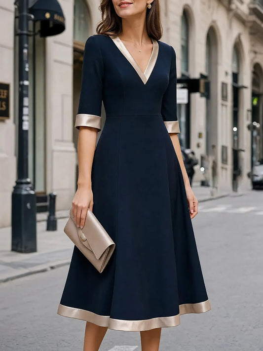 Robe midi trapèze à col en V, bordée de satin