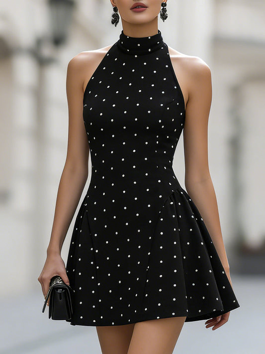 Mini-robe évasée élégante à pois, dos nu et sans manches