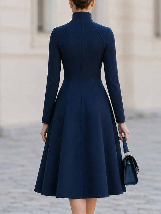 Vestido Midi Rodado Evasê de Manga Longa com Gola Alta e Zíper Frontal