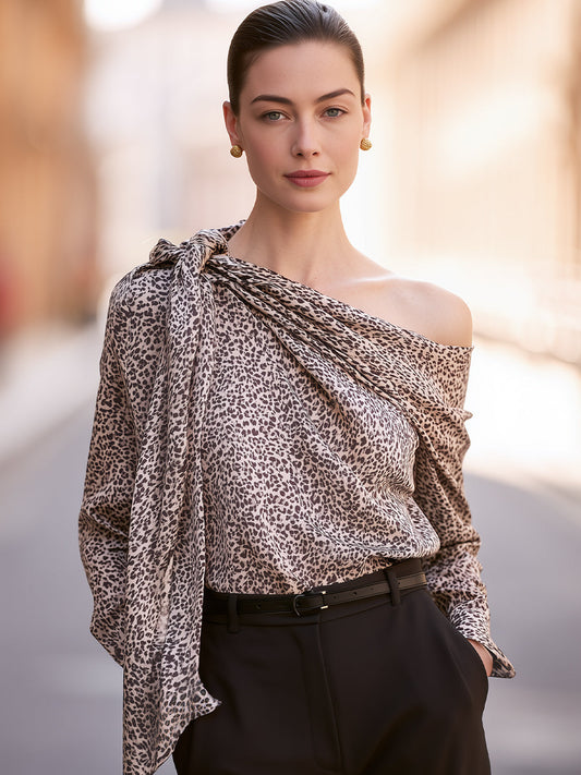 Blusa Drapê Ombro a Ombro Estampa Oncinha com Decote Amarrável