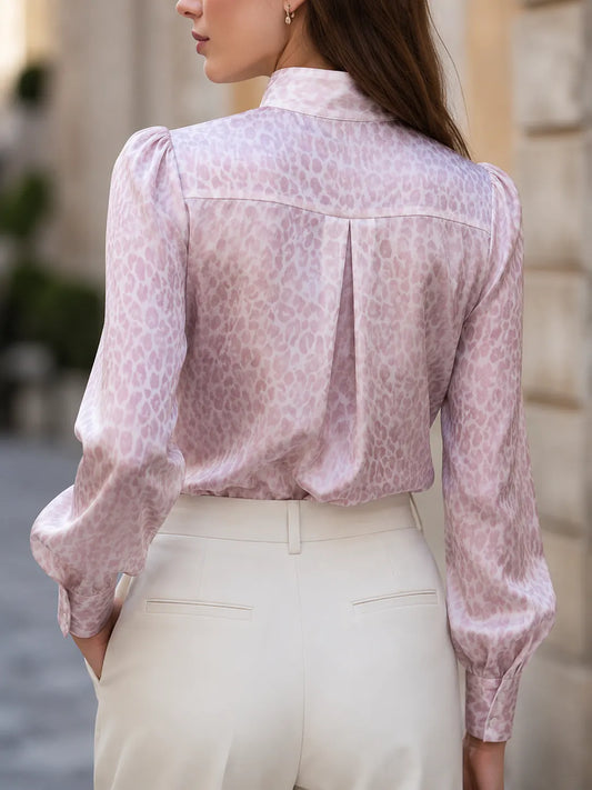 Blusa de Cetim com Gola Alta e Estampa de Leopardo