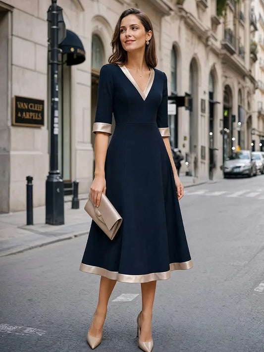 Robe midi trapèze à col en V, bordée de satin