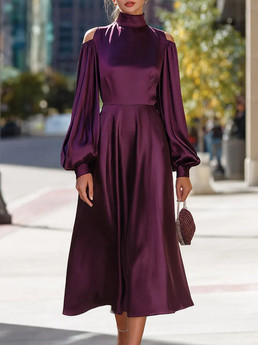 Robe midi en satin à col montant et épaules dénudées