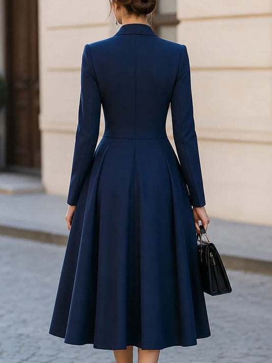 Vestido Midi Evasê Peplum com Abotoamento Duplo, Lapela Entalhada e Botões Dourados