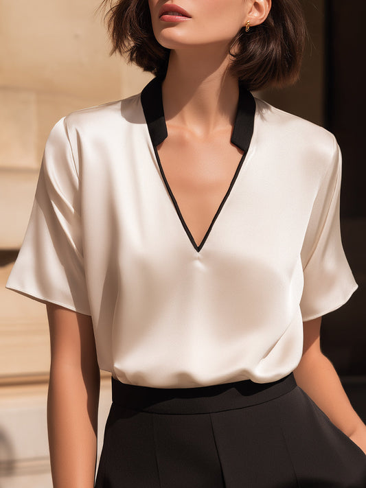 Blusa Soltinha de Cetim com Decote V e Detalhe Contrastante