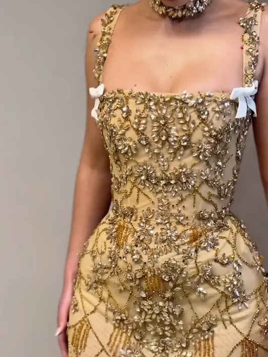 Vestido Mini Envolvente Sem Mangas com Alças Finas, Flores de Strass, Estilo Conto de Fadas
