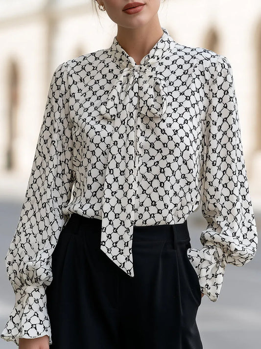 Blusa com Gravata Borboleta Geométrica