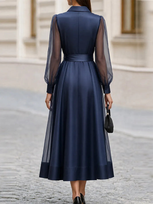 Robe chemise mi-longue en satin à manches transparentes en tulle avec ceinture à nouer pour une occasion formelle