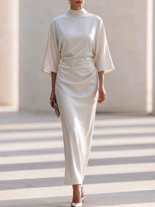 Robe longue en satin drapé à col montant