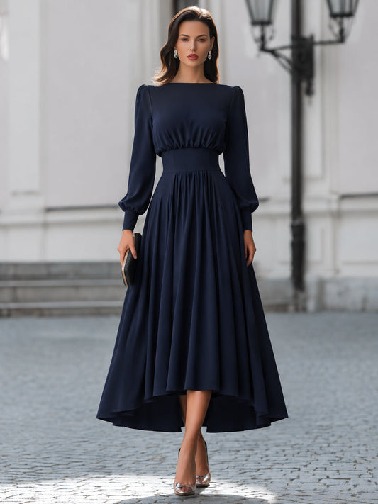 Robe longue élégante coupe évasée, asymétrique et froncée