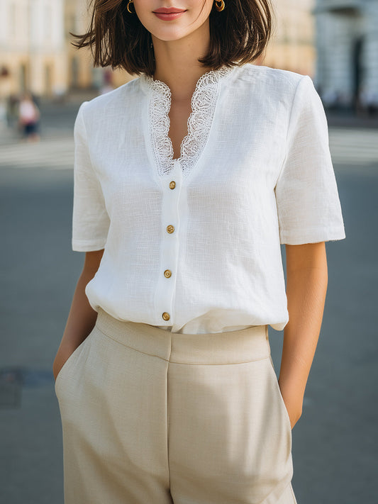 Blusa de Manga Curta com Decote V, Botões Frontais e Detalhe de Renda