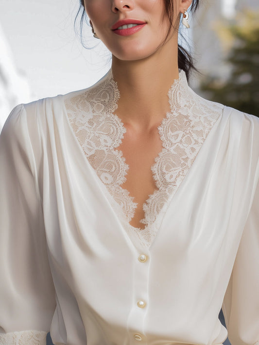 Blusa Chiffon com Botões e Decote V com Renda