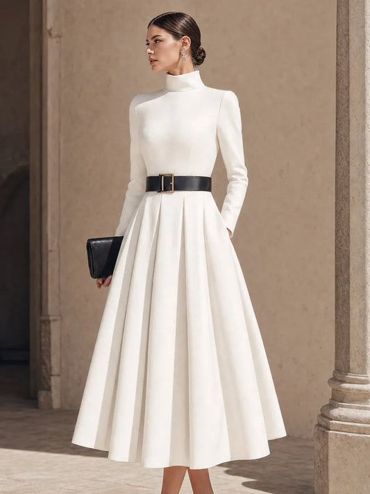 Vestido Longo Gola Alta com Cinto e Saia Rodada Plissada